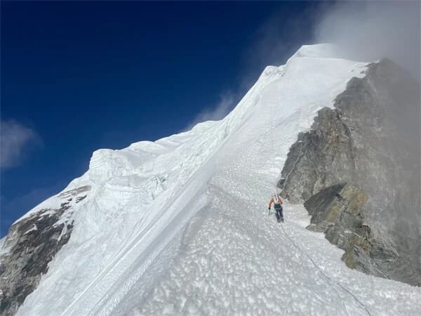 Cholatse Peak Climbing